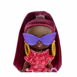 Barbie – extra mini minis, bambola con capelli bordeaux e occhiali da sole, abito rosso con volant, vestiti e accessori, giocattolo per bambini, 3+ anni, hln47><noscript><img width=
