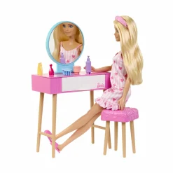 Barbie – set camera da letto di , include una bambola in pigiama rosa e pantofole, un gattino, letto, specchiera e comodino, 20+ accessori a tema, 3+ anni, hpt55><noscript><img width=
