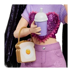 Barbie dream besties – renee, bambola alla moda con capelli neri e ciocche viola , 11 accessori a tema vlog di cucina e viaggi inclusi><noscript><img width=