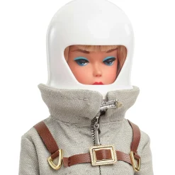Barbie signature – astronauta, bambola da collezione con tuta argentata, stivali spaziali e casco inclusi, riproduzione vintage del 1965><noscript><img width=