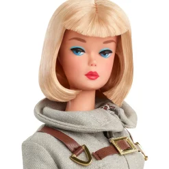 Barbie signature – astronauta, bambola da collezione con tuta argentata, stivali spaziali e casco inclusi, riproduzione vintage del 1965><noscript><img width=