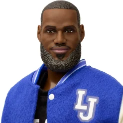 Barbie signature –  lebron james kenbassadors, bambola da collezione del campione nba con giacca in stile college e accessori inclusi><noscript><img width=