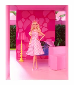 Barbie the movie – margot robbie, bambola del film da collezione con abito vintage a quadretti rosa e bianco e collana con margherita, 3+ anni, hpj96><noscript><img width=