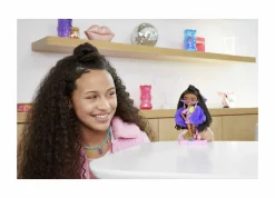 Barbie -extra minis mini bambola articolata con vestito rosa e rosso, pelliccia viola e morbidi capelli ricci, giocattolo per bambini 3+ anni, hgp63> Fashion Dolls