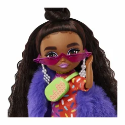 Barbie -extra minis mini bambola articolata con vestito rosa e rosso, pelliccia viola e morbidi capelli ricci, giocattolo per bambini 3+ anni, hgp63><noscript><img width=