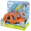 GIOCHI PREZIOSI Bluey auto 4×4, veicolo fuoristrada della famiglia, incluso papà bandit alto circa 8 cm e 2 tavole da surf, come visto in tv> Mondi Immaginari
