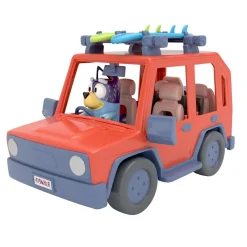 GIOCHI PREZIOSI Bluey auto 4×4, veicolo fuoristrada della famiglia, incluso papà bandit alto circa 8 cm e 2 tavole da surf, come visto in tv> Mondi Immaginari