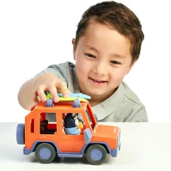 GIOCHI PREZIOSI Bluey auto 4×4, veicolo fuoristrada della famiglia, incluso papà bandit alto circa 8 cm e 2 tavole da surf, come visto in tv><noscript><img width=