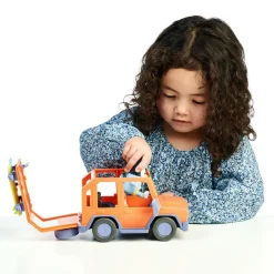 GIOCHI PREZIOSI Bluey auto 4×4, veicolo fuoristrada della famiglia, incluso papà bandit alto circa 8 cm e 2 tavole da surf, come visto in tv><noscript><img width=