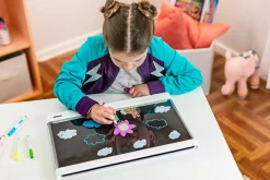 CRAYOLA lavagna luminosa deluxe maxi superficie, super lavagna cancellabile per colorare, età consigliata: 6-10 anni><noscript><img width=