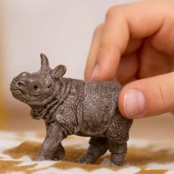 Schleich Cucciolo di rinoceronte indiano –> Action Figures