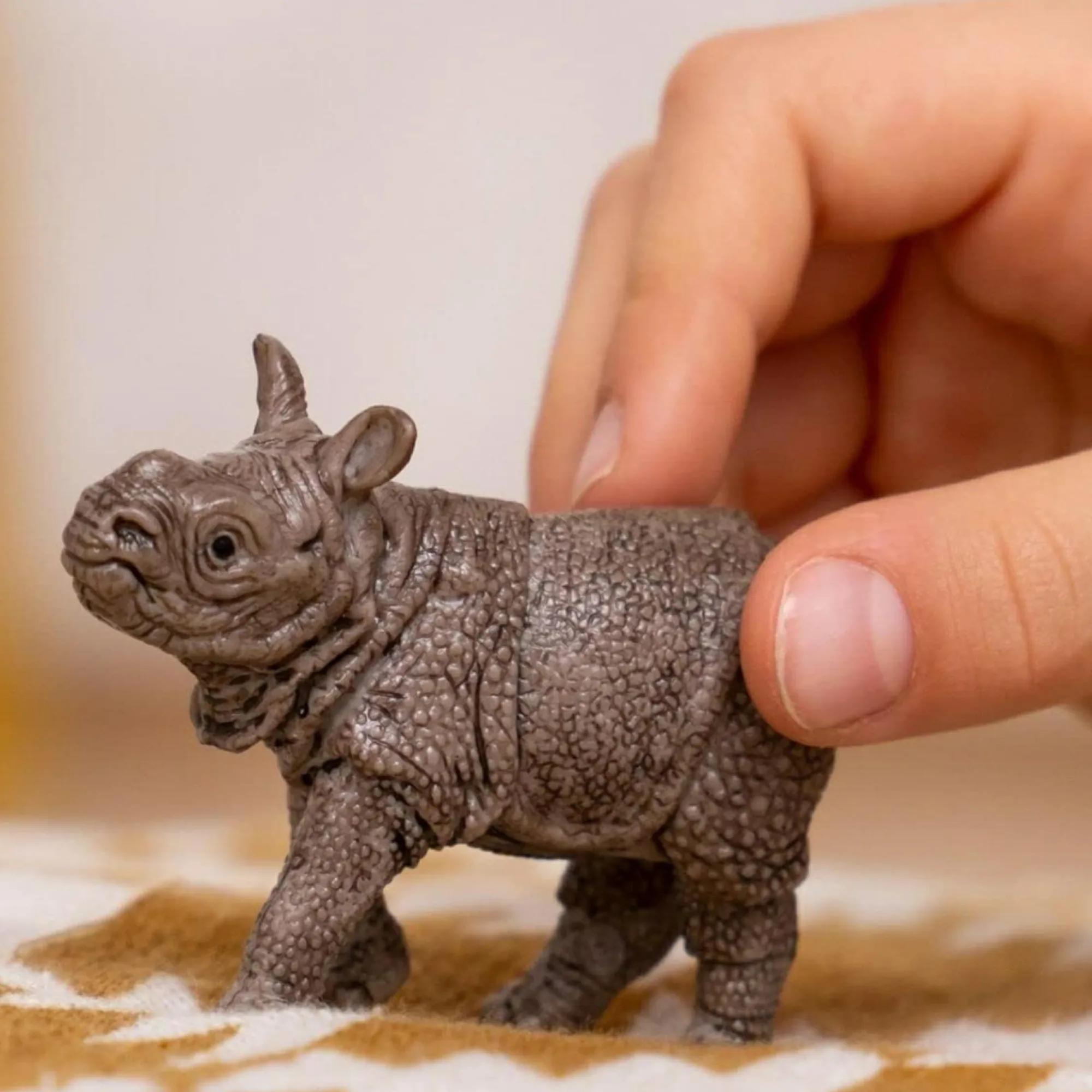 Schleich Cucciolo di rinoceronte indiano –> Action Figures