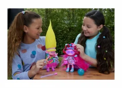 Trolls Dreamworks tutti insieme – regina poppy magiche acconciature, bambola con capelli di peluche trasformabili, abiti e 15+ accessori, look ispirato al film, 3+ anni, hnf16> Mini Dolls