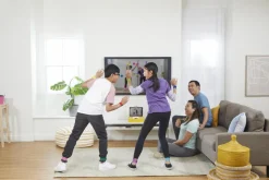 HASBRO GAMING Gioco twister air, gioco twister con app per realtà aumentata, si collega a dispositivi smart, giochi attivi per feste, dagli 8 anni in su> Giochi In Scatola Per Famiglia