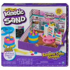 KINETIC SAND rainbow cake shoppe, 680 g di sabbia da gioco gialla, rosa, blu e bianca profumata alla vaniglia, 10 attrezzi da cucina e accessori, giocattoli sensoriali per bambini dai 5 anni in su> Mosaici, Sabbia, Glitter