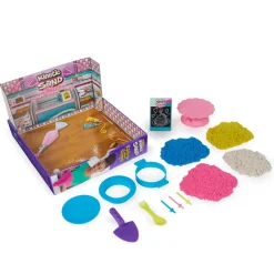KINETIC SAND rainbow cake shoppe, 680 g di sabbia da gioco gialla, rosa, blu e bianca profumata alla vaniglia, 10 attrezzi da cucina e accessori, giocattoli sensoriali per bambini dai 5 anni in su> Mosaici, Sabbia, Glitter