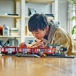 Lego city 60423 tram e fermata del tram, treno giocattolo da costruire con stazione e vagoni ferroviari, giochi per bambini 7+> Mattoncini