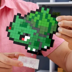 MEGA BLOKS Mega pokémon showcase – bulbasaur, set in stile retrò pixelato da costruire con 374 pezzi, con base piana per esporlo e incisione sul retro per appenderlo><noscript><img width=