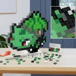 MEGA BLOKS Mega pokémon showcase – bulbasaur, set in stile retrò pixelato da costruire con 374 pezzi, con base piana per esporlo e incisione sul retro per appenderlo><noscript><img width=