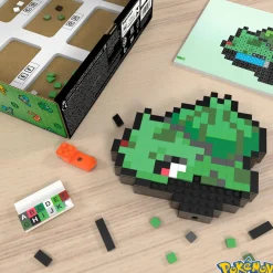 MEGA BLOKS Mega pokémon showcase – bulbasaur, set in stile retrò pixelato da costruire con 374 pezzi, con base piana per esporlo e incisione sul retro per appenderlo><noscript><img width=