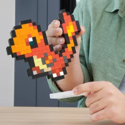 MEGA BLOKS Mega pokémon showcase – charmander, set in stile retrò pixelato da costruire con 349 pezzi, con base piana per esporlo e incisione sul retro per appenderlo><noscript><img width=