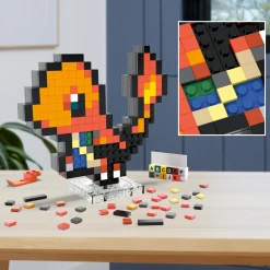 MEGA BLOKS Mega pokémon showcase – charmander, set in stile retrò pixelato da costruire con 349 pezzi, con base piana per esporlo e incisione sul retro per appenderlo><noscript><img width=
