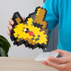 MEGA BLOKS Mega pokémon showcase – pikachu, set in stile retrò pixelato da costruire con 400 pezzi, con base piana per esporlo e incisione sul retro per appenderlo><noscript><img width=