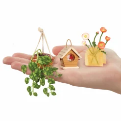 MINIVERSE MGA Mga’s miniverse make it mini lifestyle – home series1 – piante, casette per uccelli, mazzi di fiori – mini repliche da collezione in confezione sorpresa – fai da te, gioco in resina – non edibile><noscript><img width=