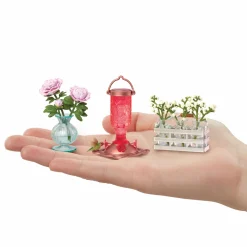 MINIVERSE MGA Mga’s miniverse make it mini lifestyle – home series1 – piante, casette per uccelli, mazzi di fiori – mini repliche da collezione in confezione sorpresa – fai da te, gioco in resina – non edibile><noscript><img width=