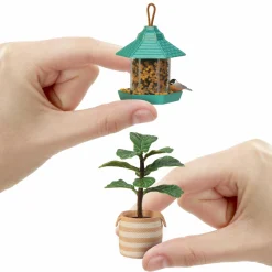 MINIVERSE MGA Mga’s miniverse make it mini lifestyle – home series1 – piante, casette per uccelli, mazzi di fiori – mini repliche da collezione in confezione sorpresa – fai da te, gioco in resina – non edibile><noscript><img width=