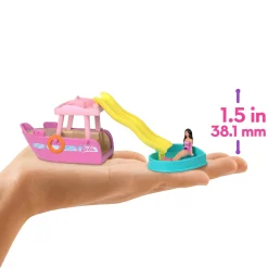 Barbie Mini land – barca dei sogni – set con mini veicolo e bambola con sorpresa cambia colore in acqua><noscript><img width=