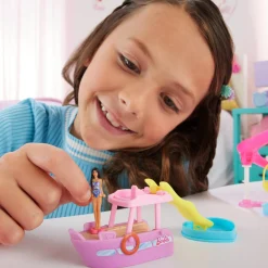 Barbie Mini land – barca dei sogni – set con mini veicolo e bambola con sorpresa cambia colore in acqua><noscript><img width=