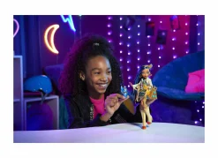 Monster High – cleo de nile, bambola snodata alla moda, dai capelli con ciocche blu, con accessori e cagnolino, giocattolo per bambini, 4+ anni, hhk54><noscript><img width=