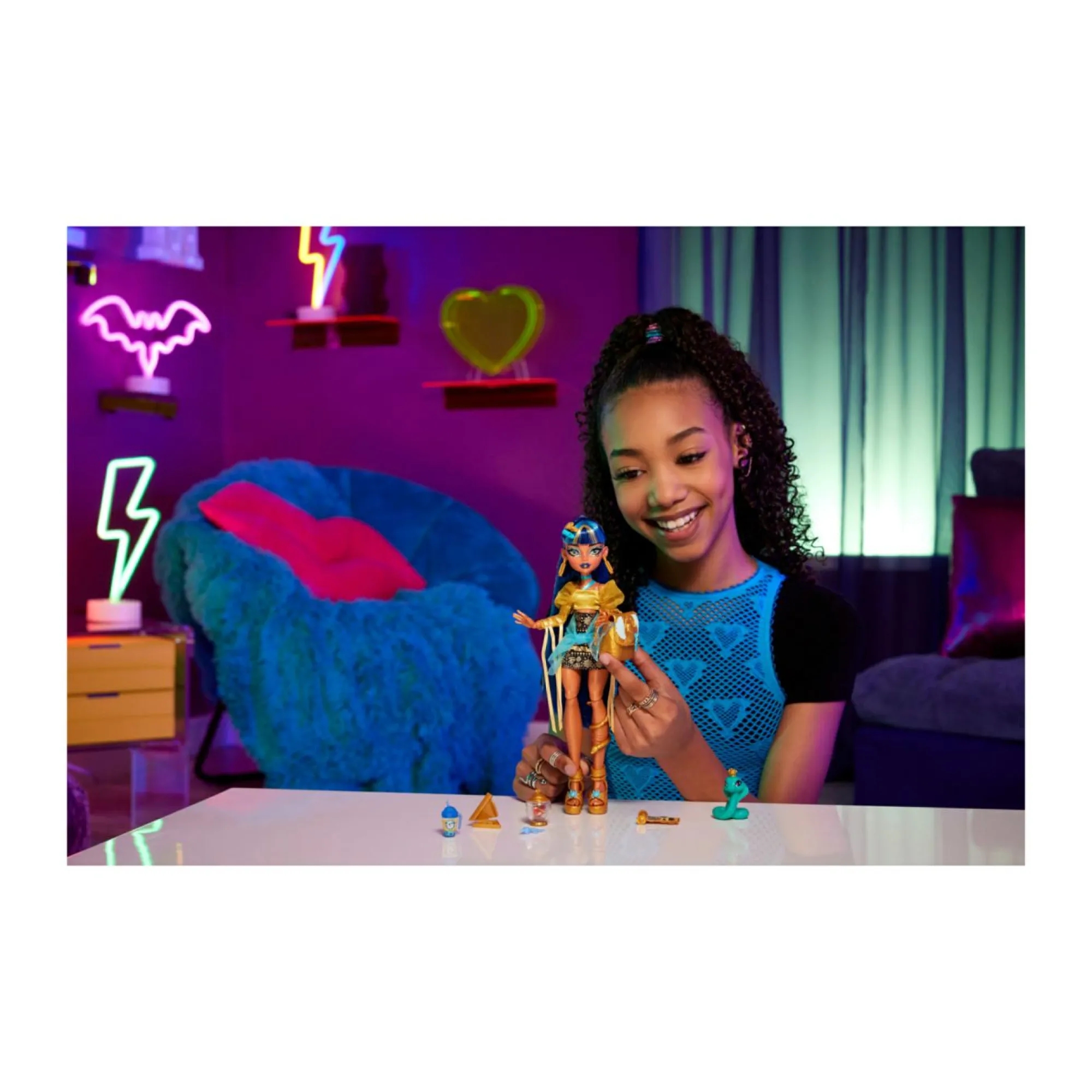 Monster High – cleo de nile, bambola con camicetta dorata e gonna a strati, cucciolo di cobra hissette e accessori> Fashion Dolls