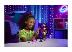 Monster High – draculaura, bambola con accessori e cucciolo di pipistrello, snodata e alla moda con capelli rosa e neri, giocattolo per bambini, 4+ anni, hhk51> Fashion Dolls