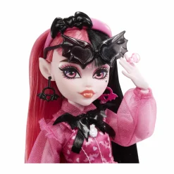 Monster High – draculaura, bambola con accessori e cucciolo di pipistrello, snodata e alla moda con capelli rosa e neri, giocattolo per bambini, 4+ anni, hhk51><noscript><img width=