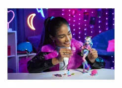 Monster High – lagoona blue, bambola snodata alla moda e capelli con ciocche colorate, con accessori e cucciolo di piranha, giocattolo per bambini, 4+ anni, hhk55><noscript><img width=