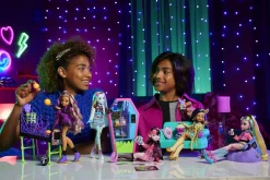 Monster High playset salone degli studenti con mobili, accessori a tema, 2 animali domestici e distributore automatico funzionante><noscript><img width=