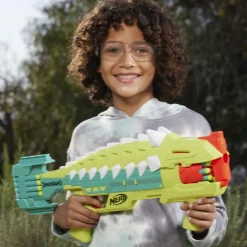NERF , blaster dinosquad armorstrike, tamburo rotante da 8 dardi, impugnatura sganciabile, portadardi, 16 dardi elite, design da anchilosauro><noscript><img width=