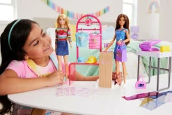 Barbie Playset make & sell boutique, bambola con capelli castani, strumenti per fogli in alluminio, abiti e accessori><noscript><img width=