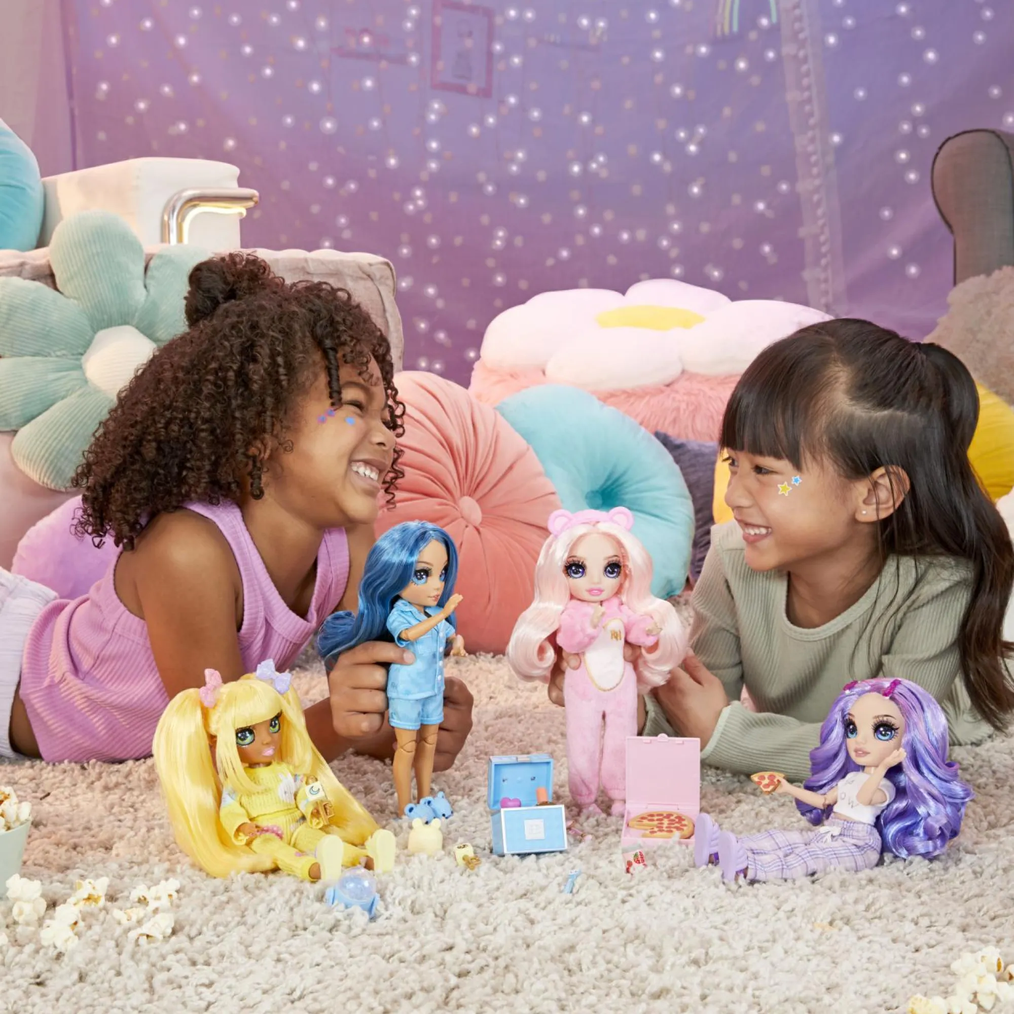 Rainbow High junior high pj party – bella parker – bambola snodata da 22 cm con morbida tutina, pantofole e accessori da gioco> Fashion Dolls