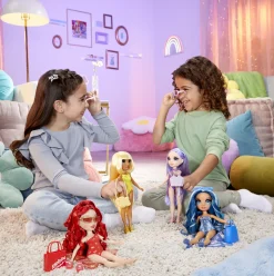 Rainbow High swim & style – skyler (blu) – bambola da 28 cm con confezione scintillante e oltre 10 outfit – costume da bagno rimovibile, sandali, accessori divertenti><noscript><img width=