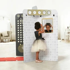 FAO Schwarz Set passerella moda fashion show><noscript><img width=