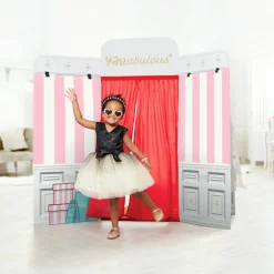 FAO Schwarz Set passerella moda fashion show><noscript><img width=