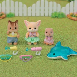 SYLVANIAN FAMILIES – personaggi collezionabili – amici dell’asilo – trio in piscina><noscript><img width=